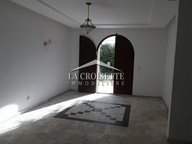 Villa S+6 avec piscine à La Soukra